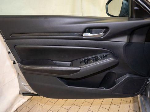 Used 2024 Nissan Altima 2.5 SV image 11