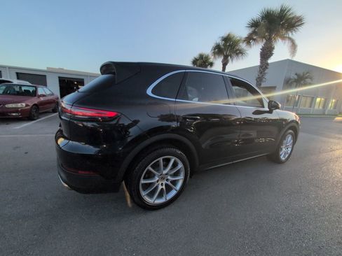 Used 2021 Porsche Cayenne w/ Premium Package image 12