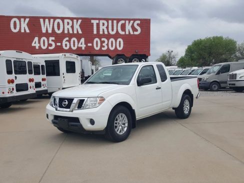 Used 2016 Nissan Frontier SV image 3