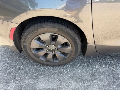 Used 2020 Chrysler Pacifica Limited w/ Advanced Safetytec Group FWD image 5