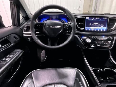Used 2025 Chrysler Pacifica Limited FWD image 5