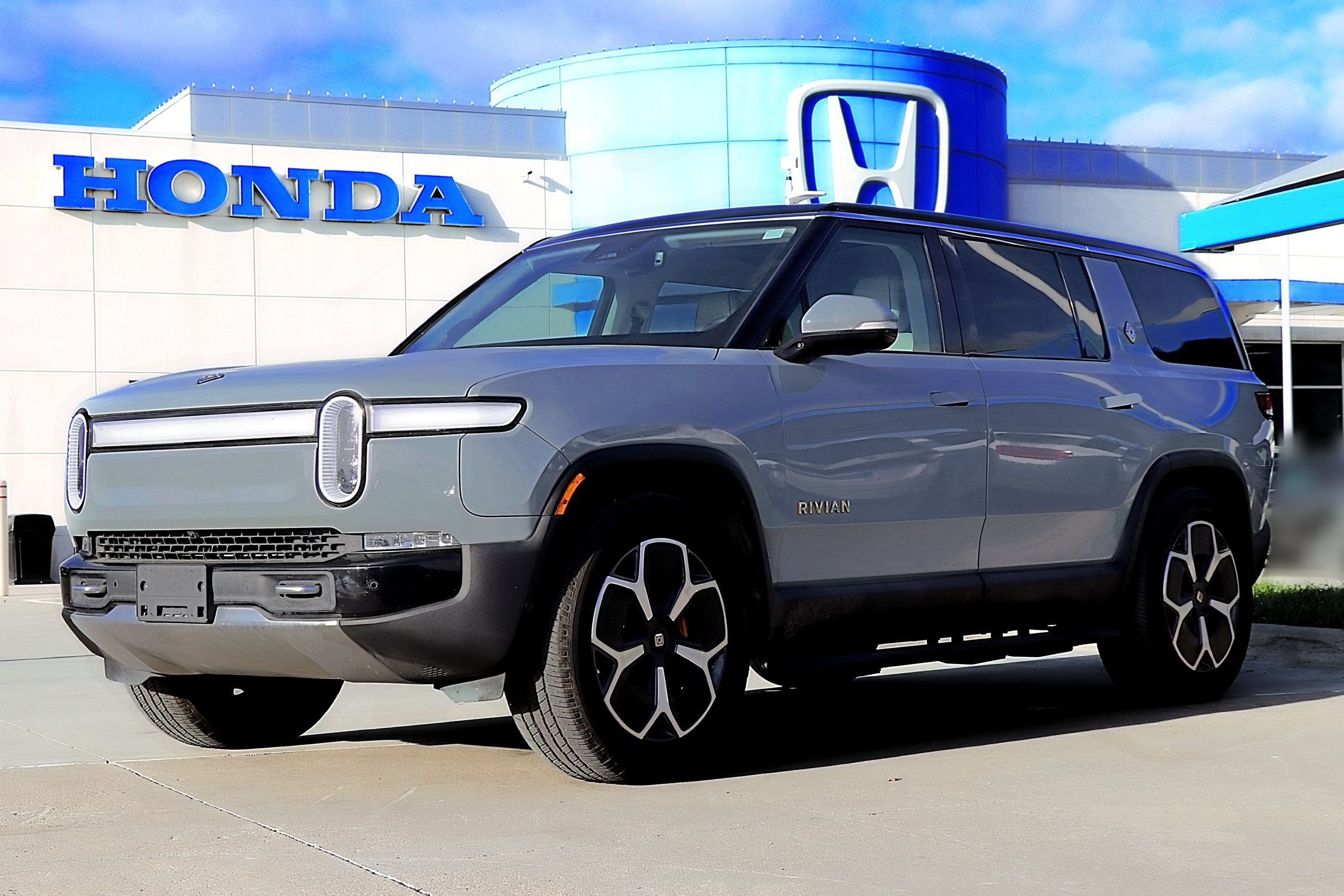 Used 2023 Rivian R1S Adventure Quad AWD/4WD image 1
