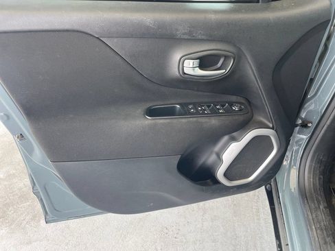 Used 2018 Jeep Renegade Latitude FWD image 9