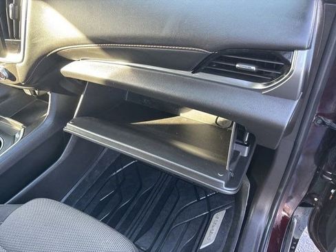 Used 2021 Chevrolet Traverse LT image 44