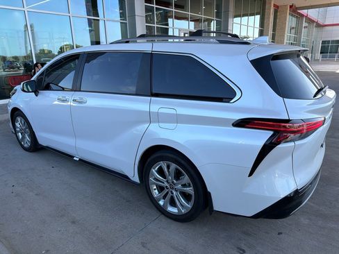 Used 2024 Toyota Sienna Platinum FWD image 13