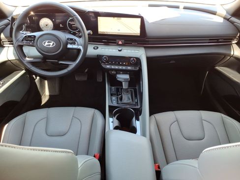 Certified 2025 Hyundai Elantra Limited FWD image 17