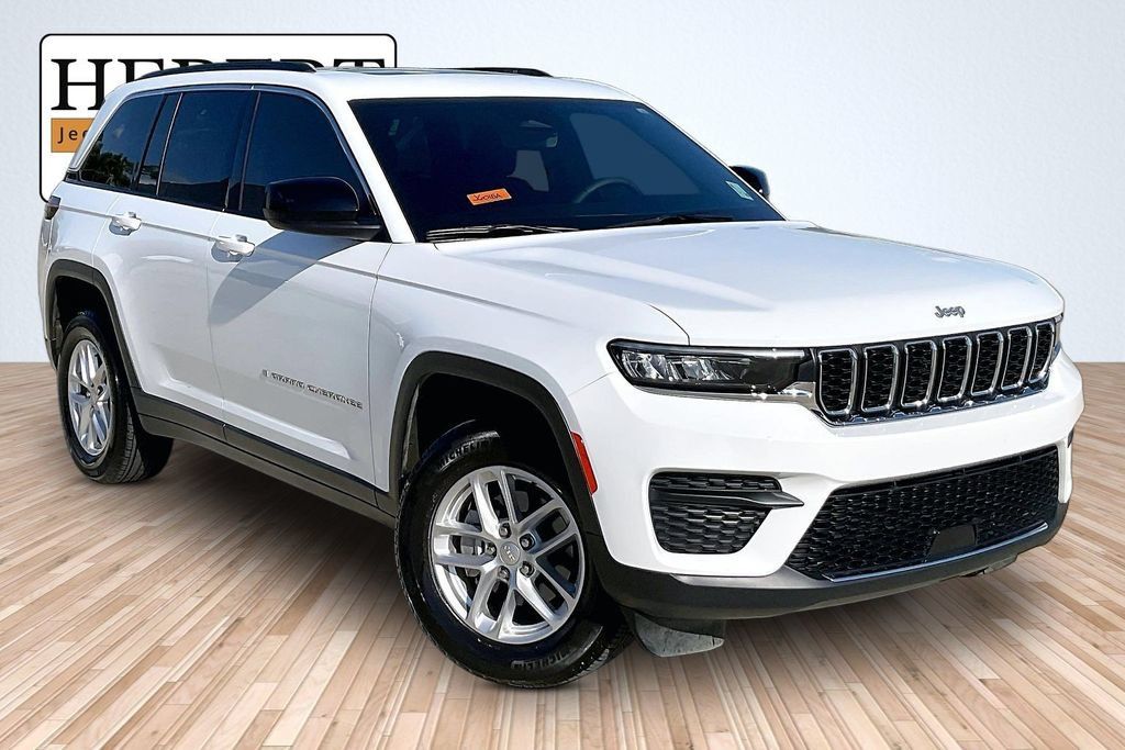 Used 2025 Jeep Grand Cherokee Laredo X RWD image 2