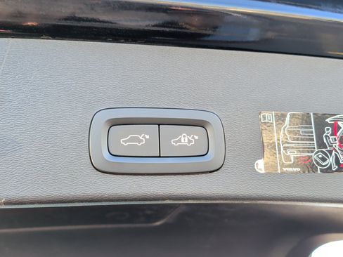 Used 2020 Volvo XC40 T4 R-Design image 35