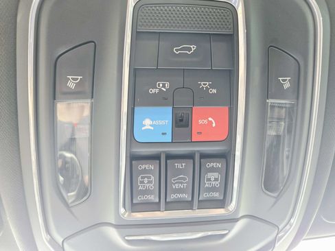 Used 2024 Jeep Grand Cherokee Limited w/ Black Appearance Package image 36