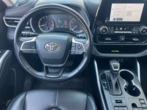 Used 2023 Toyota Highlander XLE AWD/4WD image 11