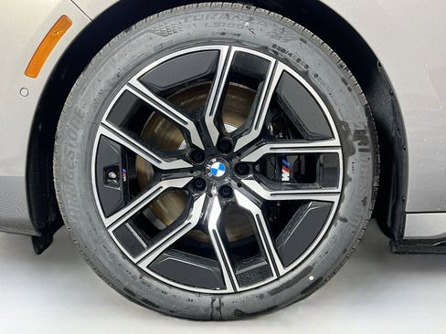 New 2025 BMW i7 xDrive60 image 32