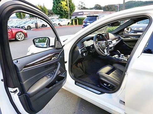 Used 2023 BMW 530e w/ M Sport Package image 41