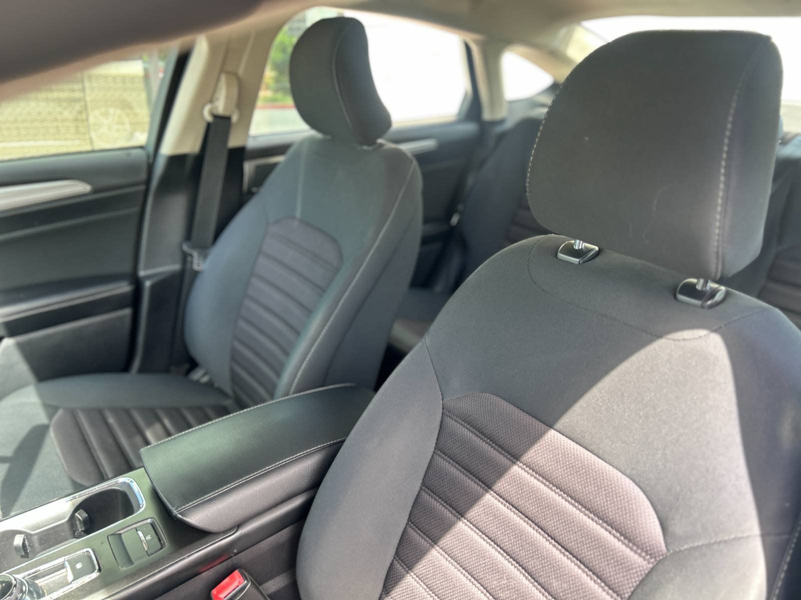 Used 2020 Ford Fusion SE FWD image 29