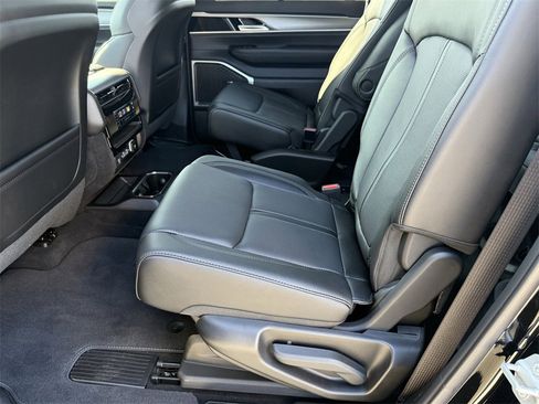 New 2025 Jeep Wagoneer L Series II w/ Convenience Group I image 24