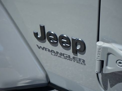 Used 2020 Jeep Wrangler Unlimited Sahara AWD/4WD image 13