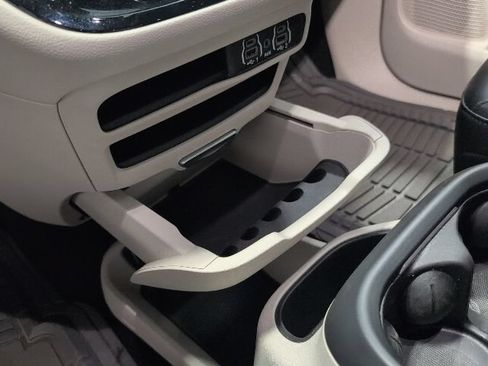 Used 2023 Chrysler Pacifica Touring-L FWD image 15