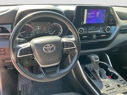 Used 2023 Toyota Highlander LE AWD/4WD image 12