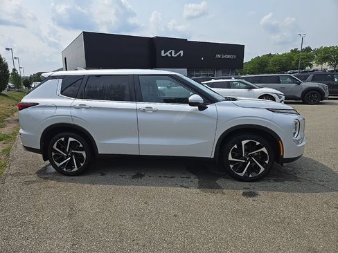 Used 2024 Mitsubishi Outlander SE AWD/4WD image 2