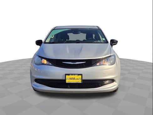 Used 2024 Chrysler Voyager LX image 2