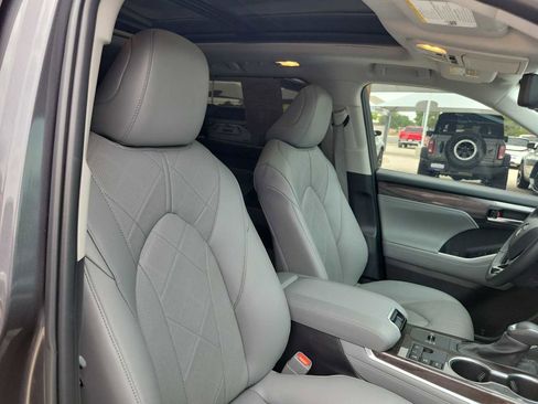 Used 2025 Toyota Highlander Platinum AWD/4WD image 18