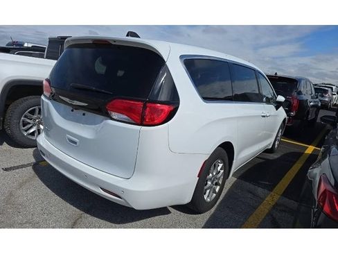 Used 2023 Chrysler Voyager LX FWD image 2