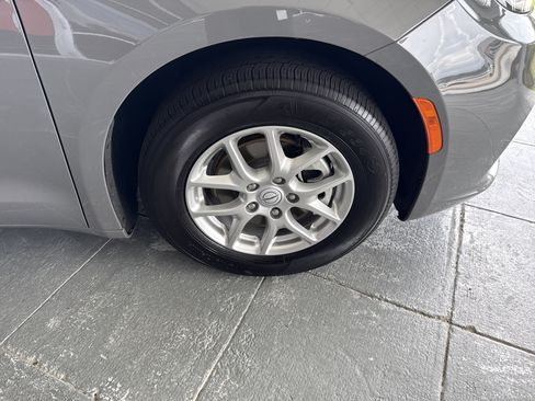 Used 2025 Chrysler Pacifica Select FWD image 3