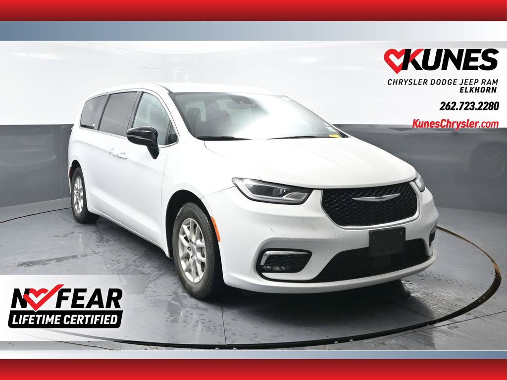Used 2025 Chrysler Pacifica Select FWD image 1