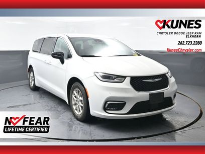 Used 2025 Chrysler Pacifica Select