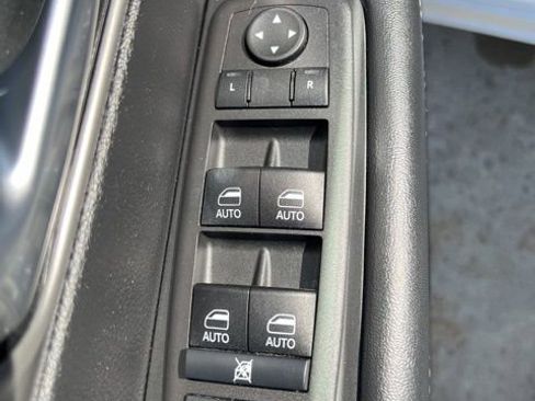 Used 2025 Chrysler Pacifica Select image 17