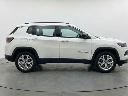 Used 2025 Jeep Compass Latitude image 11