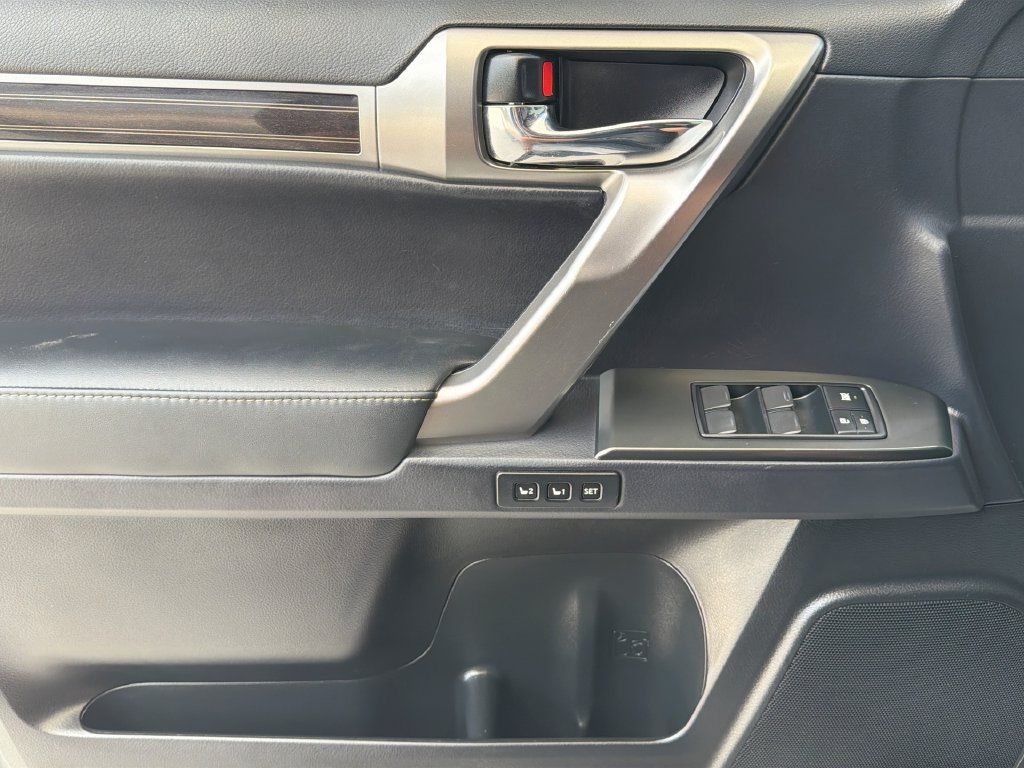 Used 2023 Lexus GX 460 Premium w/ Accessory Package AWD/4WD image 29