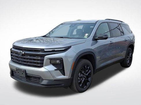 Used 2025 Chevrolet Traverse LT w/ Enhanced Driving Package image 2