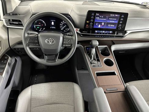 Used 2024 Toyota Sienna LE FWD image 13