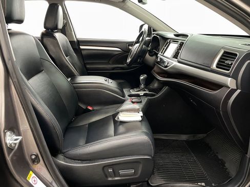 Used 2017 Toyota Highlander XLE AWD/4WD image 40