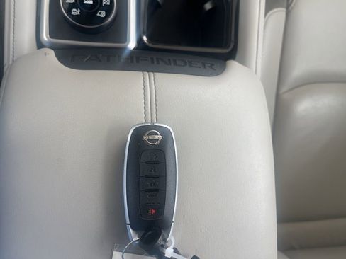 Used 2023 Nissan Pathfinder SL w/ Lighting Package (N92) AWD/4WD image 17