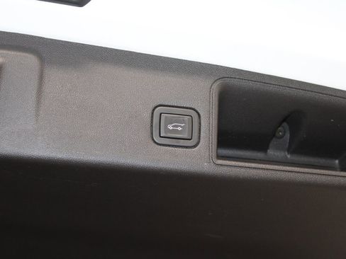 Used 2024 GMC Terrain SLT image 19