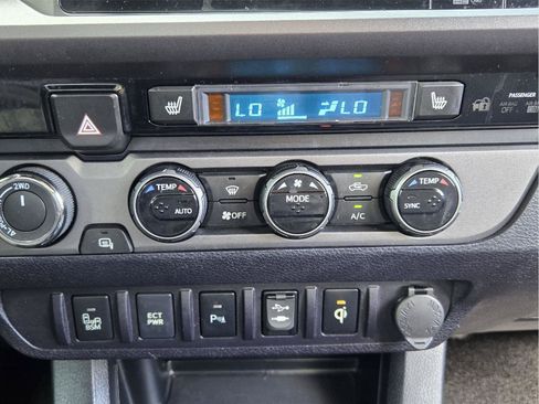 Used 2017 Toyota Tacoma TRD Off-Road w/ Premium & Technology Package AWD/4WD image 17