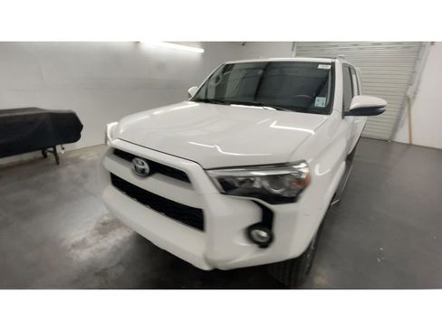 Used 2018 Toyota 4Runner SR5 Premium image 4