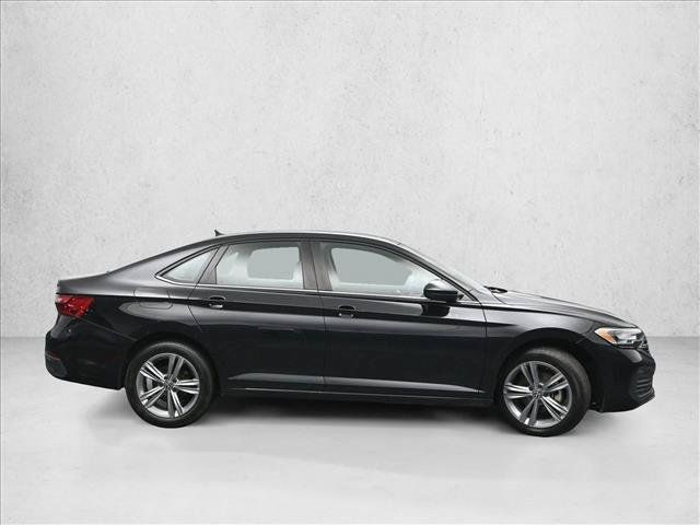 Used 2024 Volkswagen Jetta SE FWD image 3