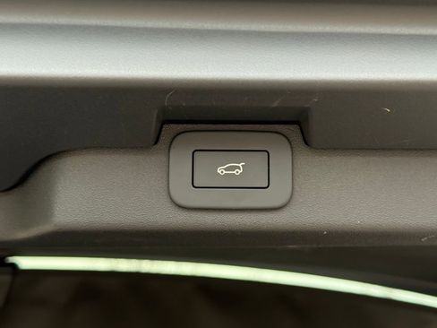 Certified 2025 Land Rover Discovery S image 41