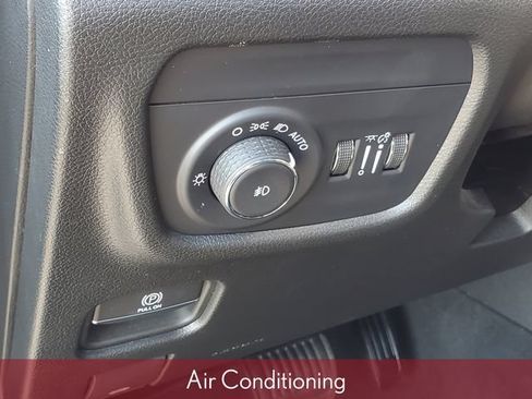 Used 2023 Jeep Grand Cherokee Limited AWD/4WD image 12
