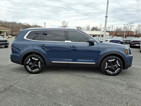 Used 2023 Kia Telluride EX w/ EX Captain's Chair Package image 3