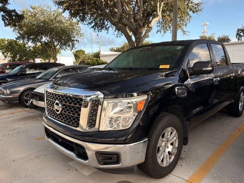 Used 2017 Nissan Titan SV RWD image 2