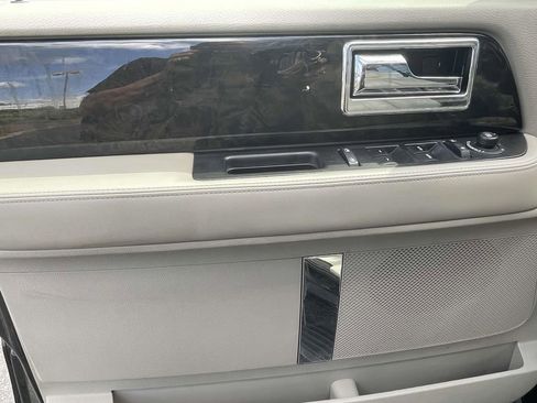 Used 2017 Lincoln Navigator Select image 16