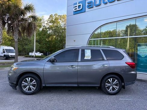 Used 2020 Nissan Pathfinder S image 2