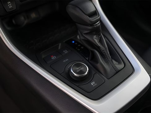 Used 2024 Toyota RAV4 XLE image 31