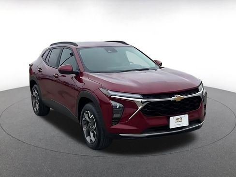 Used 2025 Chevrolet Trax LT image 3