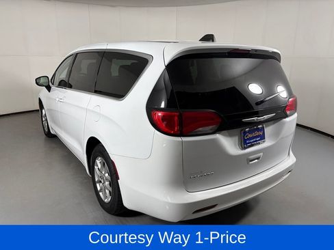 Used 2023 Chrysler Voyager LX FWD image 8