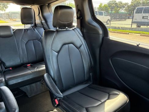 Used 2025 Chrysler Pacifica Select FWD image 34
