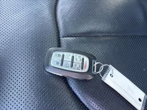 Used 2023 Chrysler Pacifica Limited w/ Uconnect Theater Family Group image 50